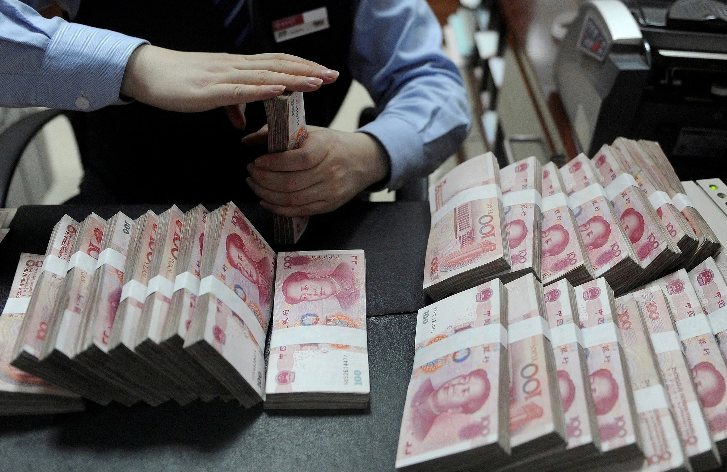 Nh&acirc;n vi&ecirc;n một ng&acirc;n h&agrave;ng Trung Quốc ở An Huy. Ảnh: Reuters